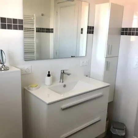 La Charmeuse A 500m De *